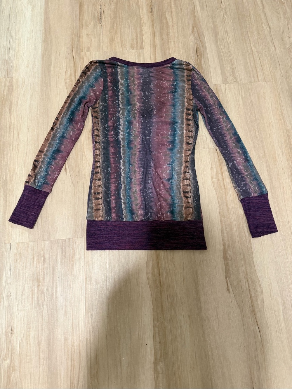 Daytrip by Buckle Medium V-Neck Long Sleeve Top Purple Abstract Print - Picture 2 of 4